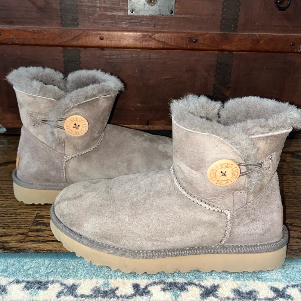 Ugg Mini Bailey Button